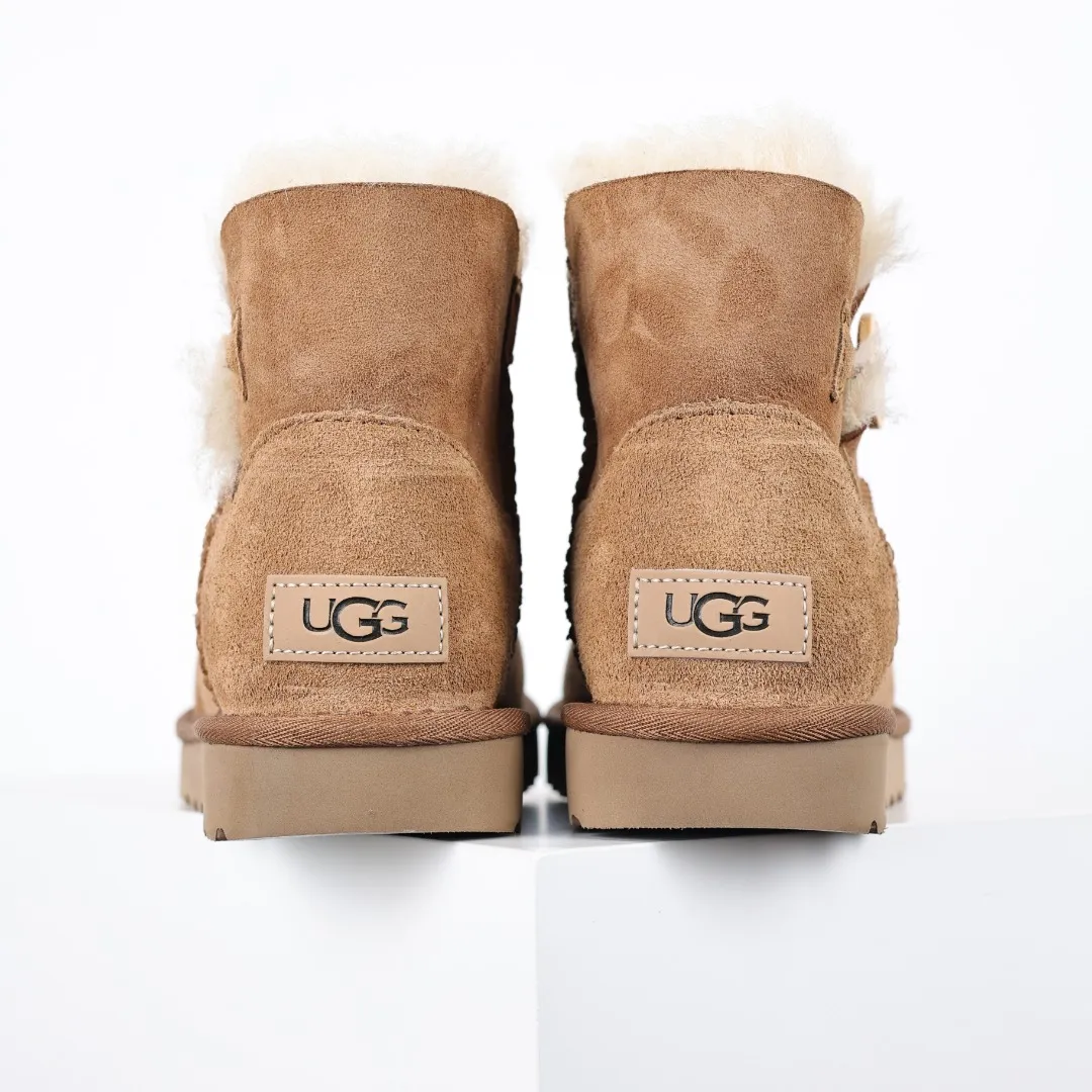 Pick up locally 💰540 The core recommendation is good price UGG basic Bailey twist style Xiaohongshu hot style Henan Longfeng leather production Sheepskin integrated top quality in the market 2-3 cm cashmere insole to keep warm in winter and a very suitable choice for home use UUG has launched a style series in the new year, which is partially geared towards the preferences of young consumers and has also moved to the forefront of fashion trends. Shoe body material Water-repellent coated suede upper 17mm UGGPURE™ implanted wool insole Lightweight non-slip comfortable rubber outsole With brand LOGO Trademark Comes with full packaging Size: 35 36 37 38 39 40